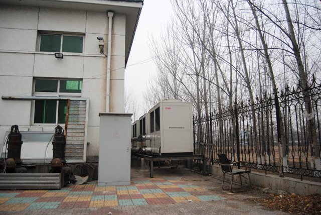 魯禹25P低溫空氣源熱泵馬池口水務站院內效果圖 魯禹25P低溫空氣源熱泵馬池口水務站院內效果圖